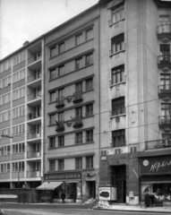 Magyarország, Budapest II., Margit körút (Mártírok útja), középen a 34. A kép forrását kérjük így adja meg: Fortepan / Budapest Főváros Levéltára. Levéltári jelzet: HU_BFL_XV_19_c_11, 1960, Budapest Főváros Levéltára / Városrendezési és Építészeti Osztályának fényképei, A Fővárosi Tanács VB Városrendezési és Építészeti Osztályának, Budapest, üzletportál, lakóház, népművészet, postaláda, fényképész, bérház, munkatér-határolás, gyermekruházat bolt, Fortepan #102035