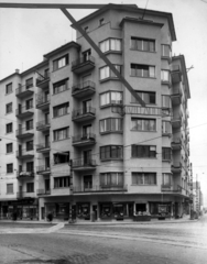 Magyarország, Budapest II., Margit körút (Mártírok útja) - Bem József utca sarok. A kép forrását kérjük így adja meg: Fortepan / Budapest Főváros Levéltára. Levéltári jelzet: HU_BFL_XV_19_c_11, 1960, Budapest Főváros Levéltára / Városrendezési és Építészeti Osztályának fényképei, A Fővárosi Tanács VB Városrendezési és Építészeti Osztályának, Budapest, zöldséges, üzletportál, lakóház, sarokház, bérház, játékbolt, Fortepan #102038