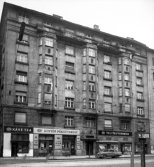 Magyarország, Budapest II., Margit körút (Mártírok útja) 58. A kép forrását kérjük így adja meg: Fortepan / Budapest Főváros Levéltára. Levéltári jelzet: HU_BFL_XV_19_c_11, 1960, Budapest Főváros Levéltára / Városrendezési és Építészeti Osztályának fényképei, A Fővárosi Tanács VB Városrendezési és Építészeti Osztályának, Budapest, zárterkély, kávé-tea üzlet, tejbolt, pékség, Fortepan #102047