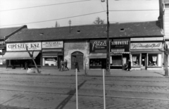 Magyarország, Budapest IV., Árpád út 62. A kép forrását kérjük így adja meg: Fortepan / Budapest Főváros Levéltára. Levéltári jelzet: HU_BFL_XV_19_c_11, 1961, Budapest Főváros Levéltára / Városrendezési és Építészeti Osztályának fényképei, A Fővárosi Tanács VB Városrendezési és Építészeti Osztályának, felirat, cipész, Budapest, Fortepan #102074