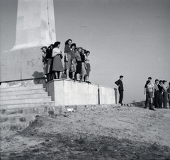 Magyarország, Pákozd, az emlékmű talapzata., 1958, Kurutz Márton, csoportkép, szobron áll, Fortepan #10209