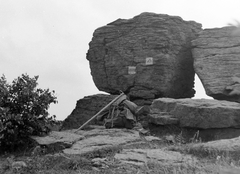 Magyarország, Zempléni-hegység, Pengő-kő., 1950, Kurutz Márton, kirándulás, hátizsák, sétabot, szikla, turistajelzés, Fortepan #10214