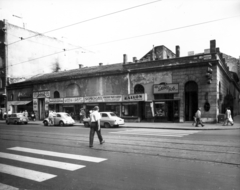 Magyarország, Budapest V., Kossuth Lajos utca 5., jobbra a Szép utca. A kép forrását kérjük így adja meg: Fortepan / Budapest Főváros Levéltára. Levéltári jelzet: HU_BFL_XV_19_c_11, 1960, Budapest Főváros Levéltára / Városrendezési és Építészeti Osztályának fényképei, A Fővárosi Tanács VB Városrendezési és Építészeti Osztályának, kalap, cégtábla, járókelő, utcakép, életkép, eszpresszó, kesztyű, fodrászat, Skoda Octavia, Trabant 500, utcanévtábla, szűcs, óra-ékszer, Édességbolt, Volkswagen Bogár, Budapest, gyalogátkelő, Fortepan #102171