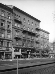 Magyarország, Budapest VI., Teréz körút 12. (Lenin körút 70.), jobbra az Oktogon (November 7. tér). A kép forrását kérjük így adja meg: Fortepan / Budapest Főváros Levéltára. Levéltári jelzet: HU_BFL_XV_19_c_11, 1960, Budapest Főváros Levéltára / Városrendezési és Építészeti Osztályának fényképei, A Fővárosi Tanács VB Városrendezési és Építészeti Osztályának, Budapest, árnyékoló, Fortepan #102204