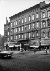 Magyarország, Budapest VI., Teréz körút 18. (Lenin körút 76.), balra az Oktogon (November 7. tér). A kép forrását kérjük így adja meg: Fortepan / Budapest Főváros Levéltára. Levéltári jelzet: HU_BFL_XV_19_c_11, 1960, Budapest Főváros Levéltára / Városrendezési és Építészeti Osztályának fényképei, A Fővárosi Tanács VB Városrendezési és Építészeti Osztályának, Budapest, fényképész, Csemege vállalat, sütemény, kötőde, OTP, ajándékbolt, Fortepan #102205