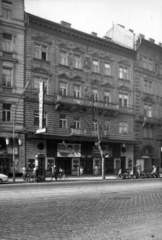 Magyarország, Budapest VI., Teréz körút 30. (Lenin körút 88.), Művész mozi. A kép forrását kérjük így adja meg: Fortepan / Budapest Főváros Levéltára. Levéltári jelzet: HU_BFL_XV_19_c_11, 1960, Budapest Főváros Levéltára / Városrendezési és Építészeti Osztályának fényképei, A Fővárosi Tanács VB Városrendezési és Építészeti Osztályának, Budapest, Fortepan #102211