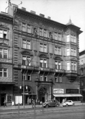 Magyarország, Budapest VI., Teréz körút 32. (Lenin körút 90.), jobbra a Zichy Jenő utca sarok. A kép forrását kérjük így adja meg: Fortepan / Budapest Főváros Levéltára. Levéltári jelzet: HU_BFL_XV_19_c_11, 1960, Budapest Főváros Levéltára / Városrendezési és Építészeti Osztályának fényképei, A Fővárosi Tanács VB Városrendezési és Építészeti Osztályának, Budapest, ruhaüzlet, órás, Fortepan #102212