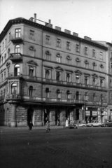 Magyarország, Budapest VI., Teréz körút 46. (Lenin körút 104.), balra a Szondi utca. A kép forrását kérjük így adja meg: Fortepan / Budapest Főváros Levéltára. Levéltári jelzet: HU_BFL_XV_19_c_11, 1960, Budapest Főváros Levéltára / Városrendezési és Építészeti Osztályának fényképei, A Fővárosi Tanács VB Városrendezési és Építészeti Osztályának, Budapest, zárterkély, Fortepan #102217