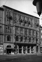 Magyarország, Budapest VI., Teréz körút 48. (Lenin körút 106.). Kamara Varieté (később Játékszín). A kép forrását kérjük így adja meg: Fortepan / Budapest Főváros Levéltára. Levéltári jelzet: HU_BFL_XV_19_c_11, 1960, Budapest Főváros Levéltára / Városrendezési és Építészeti Osztályának fényképei, A Fővárosi Tanács VB Városrendezési és Építészeti Osztályának, Budapest, épületdísz, Csemege vállalat, Fortepan #102218