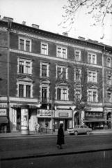 Magyarország, Budapest VI., Teréz körút 52. (Lenin körút 110.). A kép forrását kérjük így adja meg: Fortepan / Budapest Főváros Levéltára. Levéltári jelzet: HU_BFL_XV_19_c_11, 1960, Budapest Főváros Levéltára / Városrendezési és Építészeti Osztályának fényképei, A Fővárosi Tanács VB Városrendezési és Építészeti Osztályának, Budapest, illatszerbolt, fodrászat, Fortepan #102220