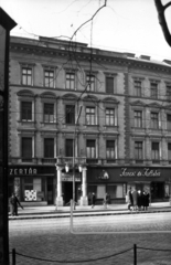 Magyarország, Budapest VI., Teréz körút 58. (Lenin körút 116.). A kép forrását kérjük így adja meg: Fortepan / Budapest Főváros Levéltára. Levéltári jelzet: HU_BFL_XV_19_c_11, 1960, Budapest Főváros Levéltára / Városrendezési és Építészeti Osztályának fényképei, A Fővárosi Tanács VB Városrendezési és Építészeti Osztályának, Budapest, gyermekruházat bolt, Fortepan #102222