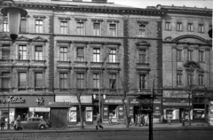 Magyarország, Budapest VI., Teréz körút 60. (Lenin körút 118.). A kép forrását kérjük így adja meg: Fortepan / Budapest Főváros Levéltára. Levéltári jelzet: HU_BFL_XV_19_c_11, 1957, Budapest Főváros Levéltára / Városrendezési és Építészeti Osztályának fényképei, A Fővárosi Tanács VB Városrendezési és Építészeti Osztályának, trafik, hentesüzlet, épületkár, fényképész, húsbolt, Budapest, élelmiszerbolt, Közért Vállalat, Fortepan #102223