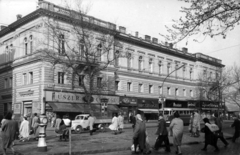 Magyarország, Budapest VI., Teréz körút 64. (Lenin körút 122.), az egykori indóházból kialakított MÁV igazgatósági épület. A kép forrását kérjük így adja meg: Fortepan / Budapest Főváros Levéltára. Levéltári jelzet: HU_BFL_XV_19_c_11, 1960, Budapest Főváros Levéltára / Városrendezési és Építészeti Osztályának fényképei, A Fővárosi Tanács VB Városrendezési és Építészeti Osztályának, Budapest, Közért Vállalat, Fortepan #102225