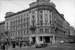 Magyarország, Budapest VII., Rákóczi út - Erzsébet (Lenin) körút sarok, Csemege Áruház / éjjel-nappal közért. A kép forrását kérjük így adja meg: Fortepan / Budapest Főváros Levéltára. Levéltári jelzet: HU_BFL_XV_19_c_11, 1960, Budapest Főváros Levéltára / Városrendezési és Építészeti Osztályának fényképei, A Fővárosi Tanács VB Városrendezési és Építészeti Osztályának, Budapest, gyalogátkelő, Fortepan #102226