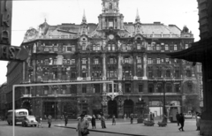 Magyarország, Budapest VII., Erzsébet (Lenin) körút 9-11., New York-palota a Dohány utcából nézve. A kép forrását kérjük így adja meg: Fortepan / Budapest Főváros Levéltára. Levéltári jelzet: HU_BFL_XV_19_c_11, 1960, Budapest Főváros Levéltára / Városrendezési és Építészeti Osztályának fényképei, A Fővárosi Tanács VB Városrendezési és Építészeti Osztályának, Budapest, köztéri óra, eklektikus építészet, Fortepan #102229