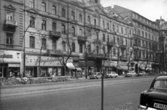 Magyarország, Budapest VII., Erzsébet (Lenin) körút, középen a 15. A kép forrását kérjük így adja meg: Fortepan / Budapest Főváros Levéltára. Levéltári jelzet: HU_BFL_XV_19_c_11, 1960, Budapest Főváros Levéltára / Városrendezési és Építészeti Osztályának fényképei, A Fővárosi Tanács VB Városrendezési és Építészeti Osztályának, Trabant 500, Budapest, bőrdíszműves, fényképész, Fortepan #102231