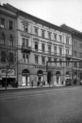 Magyarország, Budapest VII., Erzsébet (Lenin) körút 35. A kép forrását kérjük így adja meg: Fortepan / Budapest Főváros Levéltára. Levéltári jelzet: HU_BFL_XV_19_c_11, 1960, Budapest Főváros Levéltára / Városrendezési és Építészeti Osztályának fényképei, A Fővárosi Tanács VB Városrendezési és Építészeti Osztályának, Budapest, pavilon, Bútorbolt, Fortepan #102240