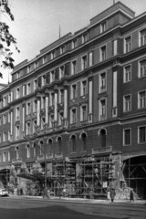 Magyarország, Budapest VII., Erzsébet (Lenin) körút 43-49., Royal Szálló (később Corinthia Hotel). A kép forrását kérjük így adja meg: Fortepan / Budapest Főváros Levéltára. Levéltári jelzet: HU_BFL_XV_19_c_11, 1960, Budapest Főváros Levéltára / Városrendezési és Építészeti Osztályának fényképei, A Fővárosi Tanács VB Városrendezési és Építészeti Osztályának, Budapest, állvány, Fortepan #102245