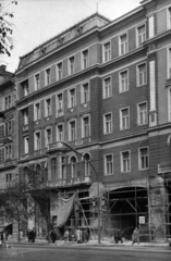 Magyarország, Budapest VII., Erzsébet (Lenin) körút 43-49., Royal Szálló (később Corinthia Hotel). A kép forrását kérjük így adja meg: Fortepan / Budapest Főváros Levéltára. Levéltári jelzet: HU_BFL_XV_19_c_11, 1960, Budapest Főváros Levéltára / Városrendezési és Építészeti Osztályának fényképei, A Fővárosi Tanács VB Városrendezési és Építészeti Osztályának, Budapest, állvány, Fortepan #102246