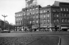 Magyarország, Budapest VI., Oktogon (November 7. tér) 1., balra az Andrássy út (Népköztársaság útja), jobbra a Teréz (Lenin) körút. A kép forrását kérjük így adja meg: Fortepan / Budapest Főváros Levéltára. Levéltári jelzet: HU_BFL_XV_19_c_11, 1960, Budapest Főváros Levéltára / Városrendezési és Építészeti Osztályának fényképei, A Fővárosi Tanács VB Városrendezési és Építészeti Osztályának, Budapest, neonreklám, fényképész, Csemege vállalat, ajándékbolt, Fortepan #102247