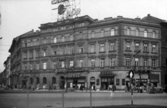 Magyarország, Budapest VI., Oktogon (November 7. tér) 3., balra az Andrássy út (Népköztársaság útja), jobbra a Teréz (Lenin) körút. A kép forrását kérjük így adja meg: Fortepan / Budapest Főváros Levéltára. Levéltári jelzet: HU_BFL_XV_19_c_11, 1960, Budapest Főváros Levéltára / Városrendezési és Építészeti Osztályának fényképei, A Fővárosi Tanács VB Városrendezési és Építészeti Osztályának, Budapest, neonreklám, Filatélia, étterem, Ibusz, Fortepan #102249