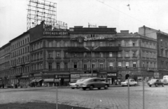 Magyarország, Budapest VI., Oktogon (November 7. tér) 4., jobbra az Andrássy út (Népköztársaság útja), balra a Teréz (Lenin) körút. A kép forrását kérjük így adja meg: Fortepan / Budapest Főváros Levéltára. Levéltári jelzet: HU_BFL_XV_19_c_11, 1960, Budapest Főváros Levéltára / Városrendezési és Építészeti Osztályának fényképei, A Fővárosi Tanács VB Városrendezési és Építészeti Osztályának, Budapest, optikus, neonreklám, trafik, óra-ékszer, Édességbolt, Patyolat Vállalat, Fortepan #102250