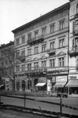 Magyarország, Budapest VI., Teréz körút 9. (Lenin körút 63.). A kép forrását kérjük így adja meg: Fortepan / Budapest Főváros Levéltára. Levéltári jelzet: HU_BFL_XV_19_c_11, 1960, Budapest Főváros Levéltára / Városrendezési és Építészeti Osztályának fényképei, A Fővárosi Tanács VB Városrendezési és Építészeti Osztályának, Budapest, útjavítás, épületdísz, kézikocsi, háziipar, Fortepan #102253