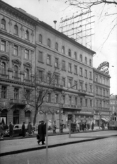 Magyarország, Budapest VI., Teréz körút 19. (Lenin körút 73.), jobbra az Oktogon (November 7. tér). A kép forrását kérjük így adja meg: Fortepan / Budapest Főváros Levéltára. Levéltári jelzet: HU_BFL_XV_19_c_11, 1960, Budapest Főváros Levéltára / Városrendezési és Építészeti Osztályának fényképei, A Fővárosi Tanács VB Városrendezési és Építészeti Osztályának, Budapest, húsbolt, tejbolt, Fortepan #102255