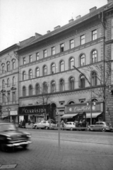 Magyarország, Budapest VI., Teréz körút 25. (Lenin körút 79.). A kép forrását kérjük így adja meg: Fortepan / Budapest Főváros Levéltára. Levéltári jelzet: HU_BFL_XV_19_c_11, 1960, Budapest Főváros Levéltára / Városrendezési és Építészeti Osztályának fényképei, A Fővárosi Tanács VB Városrendezési és Építészeti Osztályának, Budapest, cipőbolt, cukrászda, Fortepan #102258