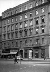 Magyarország, Budapest VI., Teréz körút 31. (Lenin körút 85.). A kép forrását kérjük így adja meg: Fortepan / Budapest Főváros Levéltára. Levéltári jelzet: HU_BFL_XV_19_c_11, 1960, Budapest Főváros Levéltára / Városrendezési és Építészeti Osztályának fényképei, A Fővárosi Tanács VB Városrendezési és Építészeti Osztályának, Budapest, üveg-porcelán bolt, Fortepan #102261