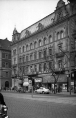 Magyarország, Budapest VI., Teréz körút 45. (Lenin körút 99.), balra a Szobi utca. A kép forrását kérjük így adja meg: Fortepan / Budapest Főváros Levéltára. Levéltári jelzet: HU_BFL_XV_19_c_11, 1960, Budapest Főváros Levéltára / Városrendezési és Építészeti Osztályának fényképei, A Fővárosi Tanács VB Városrendezési és Építészeti Osztályának, Budapest, órás, motorkereskedés, Fortepan #102268