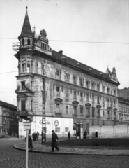 Magyarország, Budapest VII., Thököly út - Verseny utca sarok a Baross tér felől nézve. A kép forrását kérjük így adja meg: Fortepan / Budapest Főváros Levéltára. Levéltári jelzet: HU_BFL_XV_19_c_11, 1961, Budapest Főváros Levéltára / Városrendezési és Építészeti Osztályának fényképei, A Fővárosi Tanács VB Városrendezési és Építészeti Osztályának, Budapest, Fortepan #102271