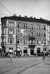 Magyarország, Budapest VII., Baross tér 13., balra a Bethlen Gábor utca. A kép forrását kérjük így adja meg: Fortepan / Budapest Főváros Levéltára. Levéltári jelzet: HU_BFL_XV_19_c_11, 1961, Budapest Főváros Levéltára / Városrendezési és Építészeti Osztályának fényképei, A Fővárosi Tanács VB Városrendezési és Építészeti Osztályának, Budapest, Fortepan #102285