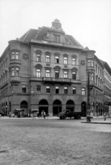 Magyarország, Budapest VIII., Baross tér 4-5., jobbra a Fiumei (Mező Imre) út. A kép forrását kérjük így adja meg: Fortepan / Budapest Főváros Levéltára. Levéltári jelzet: HU_BFL_XV_19_c_11, 1961, Budapest Főváros Levéltára / Városrendezési és Építészeti Osztályának fényképei, A Fővárosi Tanács VB Városrendezési és Építészeti Osztályának, Budapest, Fortepan #102321