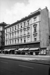 Magyarország, Budapest VII., Rákóczi út 64., balra a Hársfa utca. A kép forrását kérjük így adja meg: Fortepan / Budapest Főváros Levéltára. Levéltári jelzet: HU_BFL_XV_19_c_11, 1961, Budapest Főváros Levéltára / Városrendezési és Építészeti Osztályának fényképei, A Fővárosi Tanács VB Városrendezési és Építészeti Osztályának, Budapest, Fortepan #102356