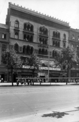 Magyarország, Budapest VIII., Rákóczi út 21., Uránia mozi. A kép forrását kérjük így adja meg: Fortepan / Budapest Főváros Levéltára. Levéltári jelzet: HU_BFL_XV_19_c_11, 1961, Budapest Főváros Levéltára / Városrendezési és Építészeti Osztályának fényképei, A Fővárosi Tanács VB Városrendezési és Építészeti Osztályának, mozi, eklektikus építészet, Budapest, Henrik Schmahl-terv, filmplakát, Fortepan #102384