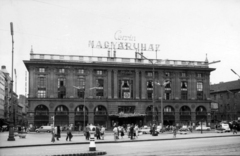 Magyarország, Budapest VIII., Blaha Lujza tér, Corvin Áruház. Balra a Somogyi Béla (Rökk Szilárd) utca, jobbra a Márkus Emilia utca. A kép forrását kérjük így adja meg: Fortepan / Budapest Főváros Levéltára. Levéltári jelzet: HU_BFL_XV_19_c_11, 1961, Budapest Főváros Levéltára / Városrendezési és Építészeti Osztályának fényképei, A Fővárosi Tanács VB Városrendezési és Építészeti Osztályának, Corvin Áruház, Budapest, bevásárlóközpont, Reiss Zoltán-terv, Fortepan #102393