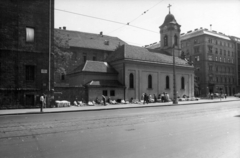 Magyarország, Budapest VIII., Rákóczi út, Szent Rókus-kápolna a Gyulai Pál utca felé nézve. A kép forrását kérjük így adja meg: Fortepan / Budapest Főváros Levéltára. Levéltári jelzet: HU_BFL_XV_19_c_11, 1961, Budapest Főváros Levéltára / Városrendezési és Építészeti Osztályának fényképei, A Fővárosi Tanács VB Városrendezési és Építészeti Osztályának, Budapest, Fortepan #102395