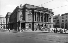 Magyarország, Budapest VIII., Blaha Lujza tér, Nemzeti Színház. A kép forrását kérjük így adja meg: Fortepan / Budapest Főváros Levéltára. Levéltári jelzet: HU_BFL_XV_19_c_11, 1961, Budapest Főváros Levéltára / Városrendezési és Építészeti Osztályának fényképei, A Fővárosi Tanács VB Városrendezési és Építészeti Osztályának, Fellner és Helmer-terv, eklektikus építészet, Budapest, Fortepan #102400