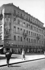 Magyarország, Budapest VIII., Rákóczi út 73., Ruházati Bolt Vállat, Keleti Férfiruhasarok, balra a Berzsenyi utca. A kép forrását kérjük így adja meg: Fortepan / Budapest Főváros Levéltára. Levéltári jelzet: HU_BFL_XV_19_c_11, 1961, Budapest Főváros Levéltára / Városrendezési és Építészeti Osztályának fényképei, A Fővárosi Tanács VB Városrendezési és Építészeti Osztályának, Budapest, Fortepan #102423