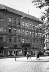 Magyarország, Budapest VIII., Rákóczi út 75. a Baross tér felől nézve, a kép jobb szélén a Berzsenyi utca. A kép forrását kérjük így adja meg: Fortepan / Budapest Főváros Levéltára. Levéltári jelzet: HU_BFL_XV_19_c_11, 1961, Budapest Főváros Levéltára / Városrendezési és Építészeti Osztályának fényképei, A Fővárosi Tanács VB Városrendezési és Építészeti Osztályának, Budapest, Fortepan #102424