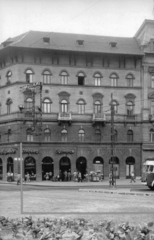 Magyarország, Budapest VIII., Baross tér 3., balra a Fiumei (Mező Imre) út. A kép forrását kérjük így adja meg: Fortepan / Budapest Főváros Levéltára. Levéltári jelzet: HU_BFL_XV_19_c_11, 1961, Budapest Főváros Levéltára / Városrendezési és Építészeti Osztályának fényképei, A Fővárosi Tanács VB Városrendezési és Építészeti Osztályának, Budapest, Fortepan #102428