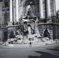 Magyarország, budai Vár, Budapest I., a Királyi Palota (később Budavári Palota) Hunyadi udvara, Mátyás király kút., 1943, Kurutz Márton, kút, Budapest, Mátyás király ábrázolás, Fortepan #10243