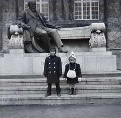 Magyarország, Városliget, Budapest XIV., Darányi Ignác szobra a Mezőgazdasági Múzeum tó felőli oldalán (a II. világháború alatt megsérült, később megsemmisült)., 1943, Kurutz Márton, szobor, emlékmű, gyerekek, Budapest, Darányi Ignác-ábrázolás, dupla soros kabát, Fortepan #10246