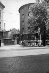 Magyarország, Budapest VIII., Üllői út, szemben a Szentkirályi utca, jobbra a BOTE (később Semmelweis Egyetem) II. számú Belgyógyászati Klinika. A kép forrását kérjük így adja meg: Fortepan / Budapest Főváros Levéltára. Levéltári jelzet: HU_BFL_XV_19_c_11, 1961, Budapest Főváros Levéltára / Városrendezési és Építészeti Osztályának fényképei, A Fővárosi Tanács VB Városrendezési és Építészeti Osztályának, Budapest, Fortepan #102496