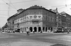 Magyarország, Budapest VIII., a Nagykörút és az Üllői út kereszteződése, jobbra József körút. A kép forrását kérjük így adja meg: Fortepan / Budapest Főváros Levéltára. Levéltári jelzet: HU_BFL_XV_19_c_11, 1961, Budapest Főváros Levéltára / Városrendezési és Építészeti Osztályának fényképei, A Fővárosi Tanács VB Városrendezési és Építészeti Osztályának, villamos, villamosmegálló, középbejáratú villamos, villamos pótkocsi, Budapest, Fortepan #102503