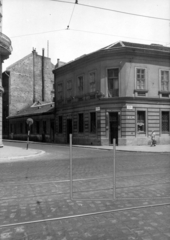 Magyarország, Budapest VIII., Üllői út, szemben a Kisfaludy utca. A kép forrását kérjük így adja meg: Fortepan / Budapest Főváros Levéltára. Levéltári jelzet: HU_BFL_XV_19_c_11, 1961, Budapest Főváros Levéltára / Városrendezési és Építészeti Osztályának fényképei, A Fővárosi Tanács VB Városrendezési és Építészeti Osztályának, hangszer, üveges, üvegcsiszolás, Budapest, Fortepan #102509