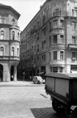 Magyarország, Budapest VIII., Üllői út, szemben a Nagy Templom utca. A kép forrását kérjük így adja meg: Fortepan / Budapest Főváros Levéltára. Levéltári jelzet: HU_BFL_XV_19_c_11, 1961, Budapest Főváros Levéltára / Városrendezési és Építészeti Osztályának fényképei, A Fővárosi Tanács VB Városrendezési és Építészeti Osztályának, élelmiszerbolt, Budapest, élelmiszerbolt, Fortepan #102520