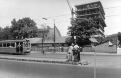 Magyarország, Budapest VIII., Üllői út, szemben a Kísérleti Orvostudományi Kutató Intézet épitkezése a Szigony utcánál., 1961, Budapest Főváros Levéltára / Városrendezési és Építészeti Osztályának fényképei, A Fővárosi Tanács VB Városrendezési és Építészeti Osztályának, villamos pótkocsi, Budapest, Fortepan #102529