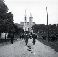 Magyarország, Máriagyűd, Siklós, (ekkor önálló, ma a város része), Járó Péter utca, távolban a kegytemplom., 1943, Kurutz Márton, templom, lovaskocsi, villanyoszlop, légvezeték, búcsú, zarándokhely, gesztenyefa, Ferences rend, sokác népviselet, Fortepan #10253